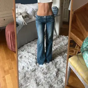 S/M, säljer vidare då de tyvärr var lite för korta för mig som är 175, annars jättefina jeans! Saknas några detaljer på bakfickan som man ser på bilden, men är i jättefint skick💕