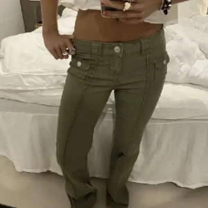 Populära gröna hm jeans!! - Säljer dessa populära hm jeans som inte längre säljs på hms hemsida! De är i storlek 36 och är i fint skick förutom lite slitningar längst ner på vänstra benet. Det är inget som syns men det finns där. Därav priset. Tar emot prisförslag!💕 lånade bild