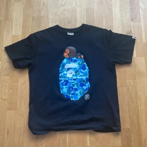 bape t-shirt - asfet bape tröja!! storlek 2XL men passar mycket mer likt oversized L  bara att skriva om du har några frågor, pris ej huggit i sten! 😁