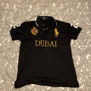 Dubai polo Ralph lauren piké fint skick. Stl M Pris kan diskuteras. Annvänt 1 gång.