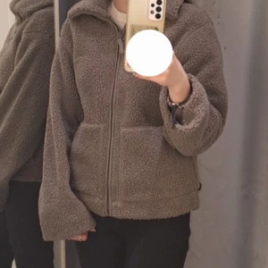 Populär teddyjacka från H&M - Säljer denna jättefina och populära teddyjackan som är använd ett par gånger men fortfarande i fräscht skick!☺️💞