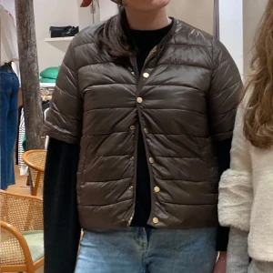 Trekvartsärmad jacka  - Snygg trekvartsärmad jacka, använd ett fåtal ggr. Köpt för 900kr