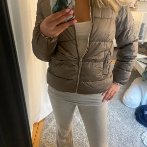 Vändbar pufferjacka i beige och brun - Säljer en superpraktisk vändbar pufferjacka som är perfekt för både höst och vår. Ena sidan är beige och den andra brun 