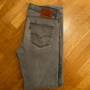 Grå Levi's 511 jeans - Säljer ett par snygga grå Levi's 511 jeans i storlek W33 L34. Jeansen är i bra skick, säljer eftersom de inte passar mig. Skickas eller möts upp i Sthlm