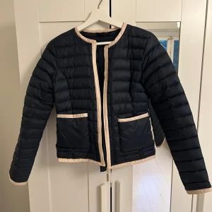 Jacka - Söt jacka från Boomerang🥰 Står storlek M men skulle säga S⭐️⭐️⭐️⭐️