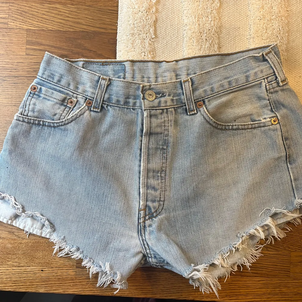 Jättefina Levis shorts, osäker på storleken men skulle nog passa runt storlek S. Är lite smuts på en utav fickorna (se bild) men inget som syns, köpte dessa begagnade så inte jag som orsakat det.. Shorts.