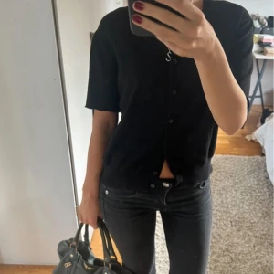 Topp - Svart snygg topp, kortärmad cardigan 