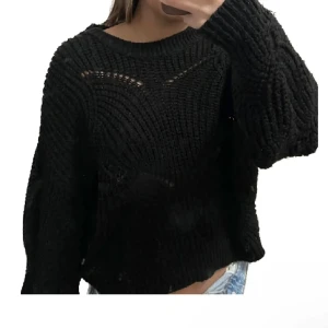 svart stickad tröja  - med superfina detaljer! använd fåtal gånger, därav superfin fortfarande! 