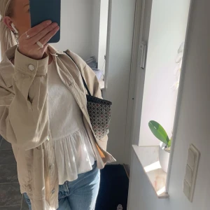 Fin vit blus med öppen rygg - Jättefin vit blus med öppen rygg💕 Fint skick använd en gång❣️❣️