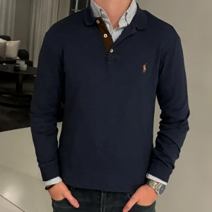 Ralph Lauren rugby tröja - Riktigt snygg rugby tröja från ralph lauren! Skick 9,5/10. Använd max 5 gånger så inprincip som nyskick! Storlek S, jag på bilden är 174 och väger 65kg. Hör av er🤩