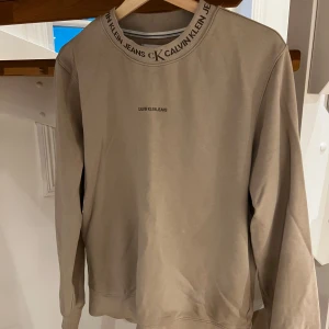 Calvin Klein Tröja - Calvin Klein tröja i storlek S eftersom den blivit för liten. Den är i mycket bra skick och har sällan används, max 10 gånger. Bekväm tröja!