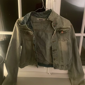 Acne jeans jacka - Jätte snygg acne jeans jacka, den är kroppad i modellen men i storlek S💖💖