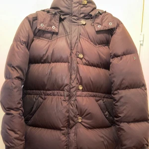 Boomerang jacka - Boomerang jacka Alexandra i bra skick. Jackan är i storlek L. Har sytt på en ny knapp (själv) och har en extra att få till , ena gummibandet av men jag har knutit ihop det och öglan är lagad av mig själv så vet inte hur bra den håller men funkar. 