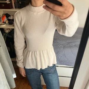 Stickad tröja från Gina tricot  - Jättemysig stickad tröja i 70 procent viskos. Står M men passar mig som har S i storlek. 