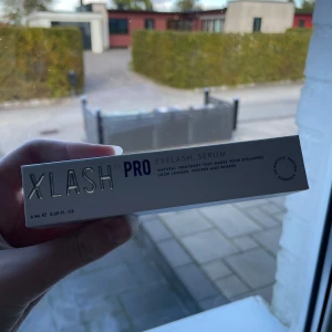Xlash Pro Eyelash Serum - Säljer ett Xlash Pro Eyelash Serum som är en naturlig behandling för att få dina ögonfransar att se längre, tjockare och mörkare ut. Förpackningen innehåller 6 ml (0,20 fl oz) och har aldrig blivit använd. Perfekt för långa och fylliga ögonfransar!!