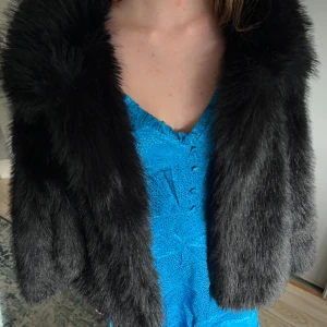 Cocktail klänning  - Fin blå klänning som passar både på cocktail partys och sommaren! Relativt liten över bysten 