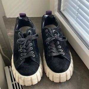 eytys sneakers - sparsamt använda, lätt stötta av yttersta lagret vid hälen - se bild 5  skriv vid frågor eller fler bilder ❣️