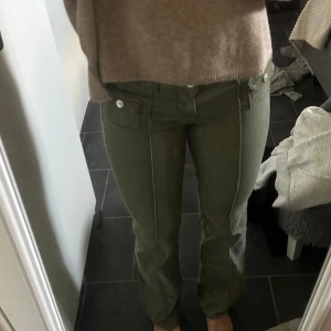 Jeans - Gröna bootcut jeans i strl xs. Sparsamt använda! Hör av dig för fler bilder