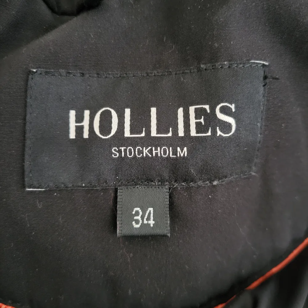 Svart Hollies jacka storlek 34. Knappt använd. Tyckte den var för varm vintern den inköptes och året därefter så passade den inte. . Jackor.