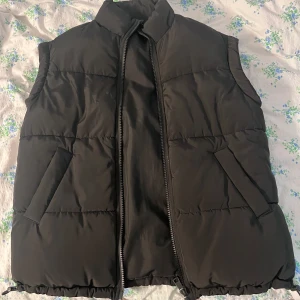 Oversized svart väst från H&M - Knappt använd  Strl: XS men är oversized Är 160 cm för referens  Slutsåld på hemsidan