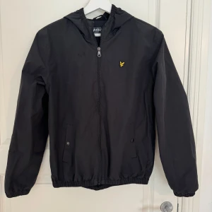 Lyle scott jacka - Säljer denna lyle scott jacka då den är för liten den är i bra skick inga skador , storlek 14-15 åringar som är xs 
