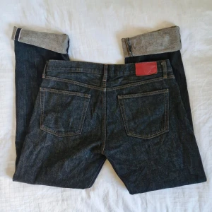 Selvedge jeans Uniqlo - Snygga raka jeans från Uniqlo! Stl 52: W36 L34 Selvedge denim, 100% bomull. Sparsamt använda, inga defekter! Pris är självklart förhandlingsbart! Hör gärna av er vid frågor 😊