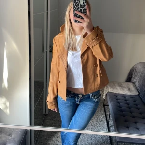 Vårjacka  - En jättefin äkta läder jacka som är färgen mango. Den är knappt använd och är super snygg 