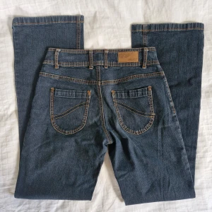 Vintage utsvängda jeans - Vintage lågmidjade jeans 🌸 I perfekt skick! Dark wash med snygga broderade fickor, utsvängda ben. Köpta på Vinted, säljer då de är fel storlek för mig! Midjemått ca 36 cm.