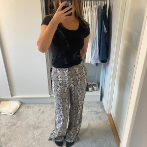 Kostymbyxor  - Kostymbyxor i ormmönster. Knappt använda 