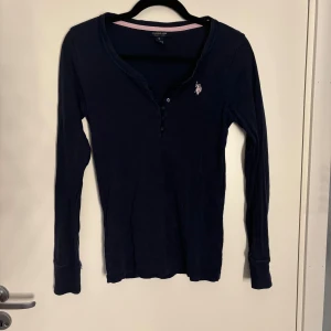 Us Polo tröja - Superfin vintage tröja med knappar från Us Polo. Mörkblå med ljusrosa detaljer💙🩷 