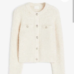 Beige kofta med knappar - Säljer en supermysig beige kofta i damstorlek XS. Den har en fluffig textur och är perfekt för kyliga dagar. Den har också två dekorativa fickor på bröstet. Perfekt för höst och vinter! Nypris 450kr🐑