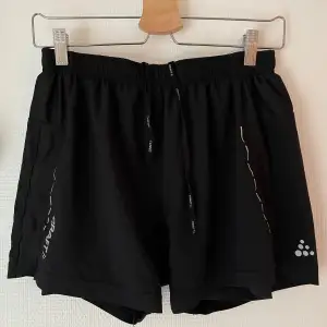 Svarta träningsshorts från Craft, storlek S. Har snöre och elastiskt band i midjan samt en liten ficka med dragkedja på baksidan. Aldrig använda för att dom är för små. 