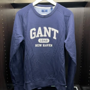 Marinblå Gant Crewneck - Marinblå Gant crewneck i strl 176, 16 år. Skick 8.5/10