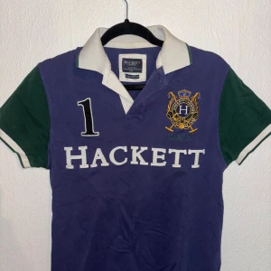 Hackett London Piké  - Tuff piké från brittiska märket Hackett London.  Storlek: S