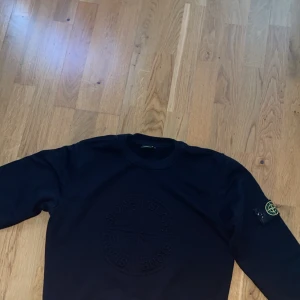 Stone Island tröja  - Stone Island tröja i storlek S passar även Xs skick 9/10 vid frågor hör av er! Fraktar runt hela landet och möts även upp❗️❗️