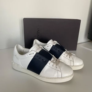 Valentino open  - Säljer ett par valentino open med mörkblå rand!  Skorna är i storlek 41,5!  Kvitto, Box, 2st dustbags och kuvert medkommer vid köp!  Hör gärna av dig om du har frågor!