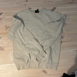 Tröja  - Beige tröja ifrån HM i storlek xs. Inga defekter eller skador. 