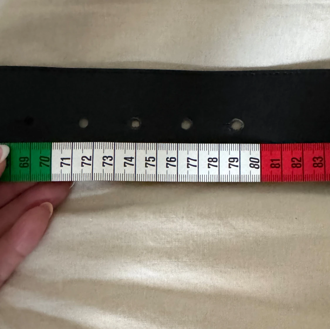 Svart skärp med rund silverfärgad spänne - 91