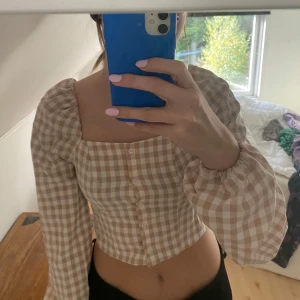 Rutig fest topp - Rutig topp från NA-KD  Storlek S Aldrig använd 