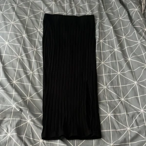 Svart kjol - Svart kjol med slits. Använd ett par gånger men är i mycket bra skick. Storlek xs