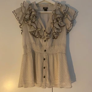 HM blus - Säljer denna super fina prickiga blusen från HM💞står inte vad det är för storlek men skulle säga att den sitter som xs-s💕
