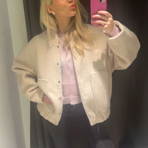 Beige jacka!  - Jätte varm go jacka köpt på mango för inte alls länge sedan! Storlek xs men är lite oversized! Helt ny utan defekter och köpt för ca 699kr 💕väldigt varm 💕 kom med bud och frågor! 🥰