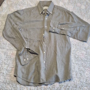 Skjorta i 100% flannel - Flanel skjorta som är perfekt till höst o kallare dagar. Använd fåtal gånger och är i toppen skick. Ny pris 1000 mitt pris 400. Priset kan diskuteras vid snabb affär. Storleken är en M men den passar även S