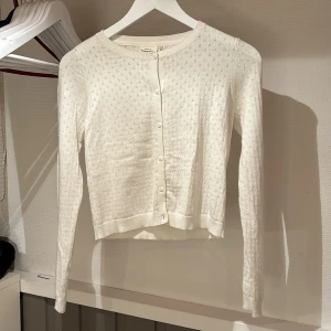 Kofta - Jätte söt vit kofta ifrån Kappahl. Använd sparsamt och säljer pga för liten. 🤍