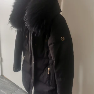 Hollies Vinterjacka - Hollies Vinter jacka stl 32 Äkta päls svart Använd 1 vinter