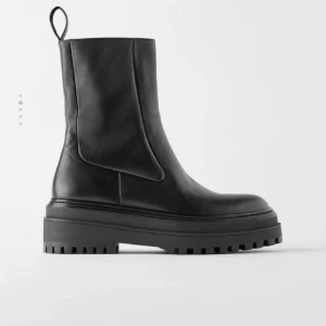 Boots skinn - Boots i skinn från zara, slut sålda använda fåtal gånger otroligt snygg höst sko 