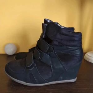 Isabel marant liknade skor - Säljer mina isabel marant likanade skor pågrund av att jag inte använder dom längre, perfekt nu till hösten till snygga outfits, hör av dig för fler bilder!🩵