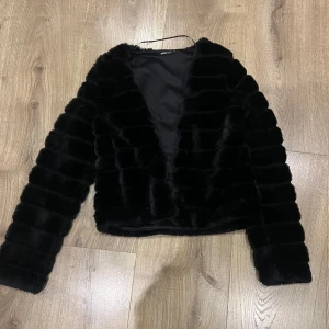 Kappa/kofta - Säljer en jättefin kappa/kofta från Ginatricot. Strl XS Använd fåtal gånger så skicket är mycket bra.