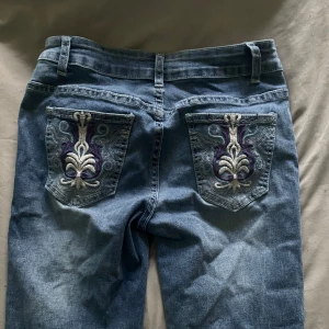 Lågmidjade utsvängda jeans - Säljer mina lågmidjade utsvängda jeans, sitter bra och endast testade. Säljer då det inte är min stil 