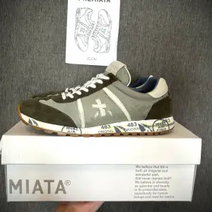 Sjukt snygga premiata sneakers i en unik olivgrön färg. Storleken är 41 men sitter mer som 42 då det är en herrmodel. |Nypris: ~3000kr | Skick:9/10 (inga defekter) | Hör gärna av er! Og box finns men tillkommer inte